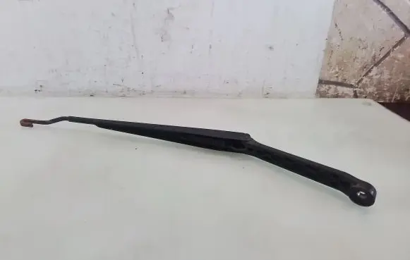 Nissan X-Trail T30 Front wiper blade arm