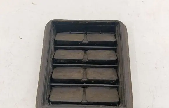 Quarter panel pressure vent
