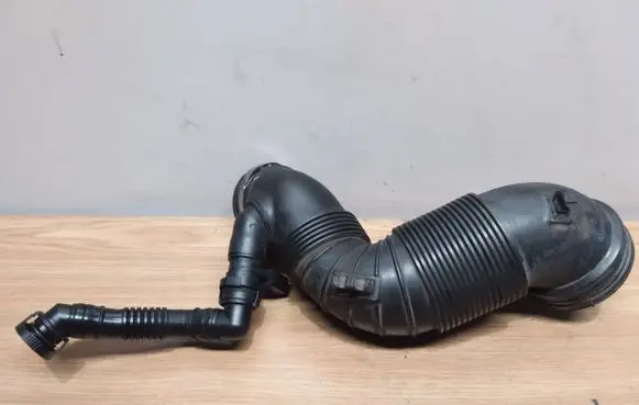 Volkswagen PASSAT B6 Air intake duct part 3C0129654Q