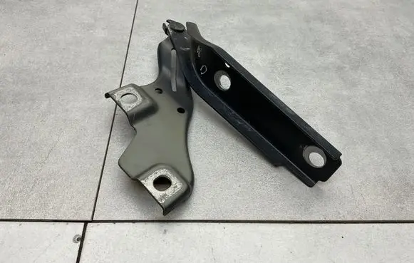 Volkswagen PASSAT B8 Engine bonnet/hood hinges 3G0823302