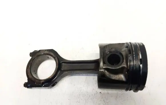 Ford Focus Piston with connecting rod 82l62 m279a