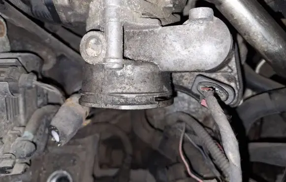 Volkswagen Touran I Throttle valve 03g128063