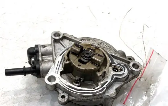 Peugeot 308 Vacuum pump M0016750