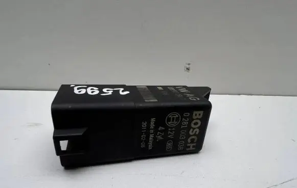 Volkswagen Golf Plus Glow plug pre-heat relay 038907281D
