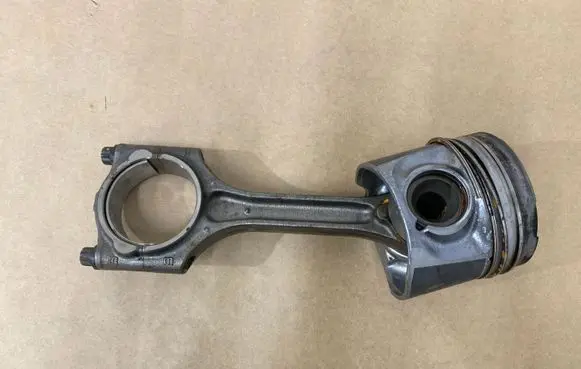 Volvo V40 Piston with connecting rod