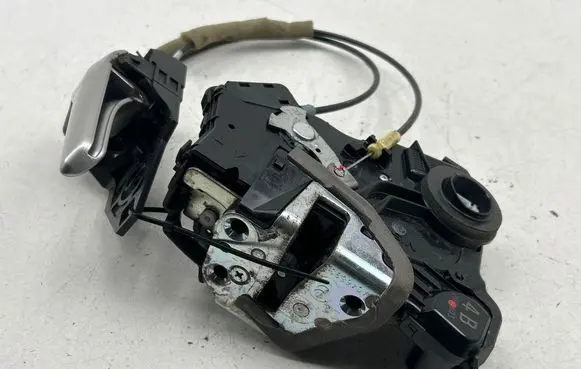 Toyota Prius+ (ZVW40) Front door lock 