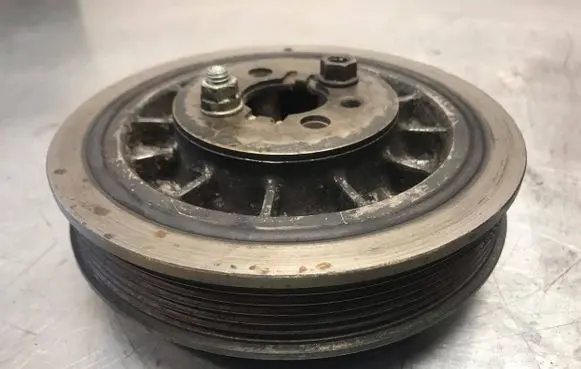 Volkswagen PASSAT B4 Crankshaft pulley 028105253A