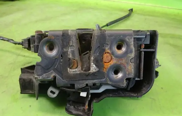 Ford Focus Front door lock 2400001