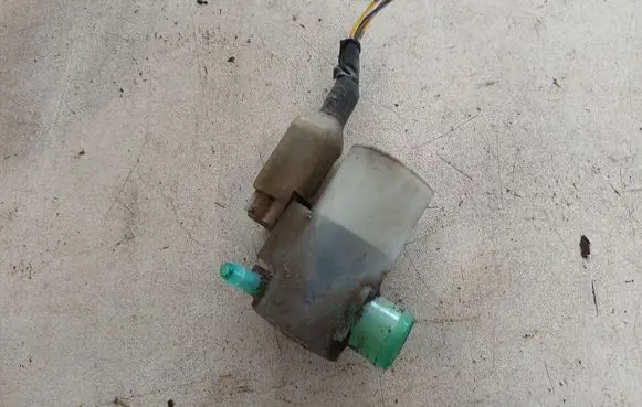 Suzuki Swift I Windscreen/windshield washer pump