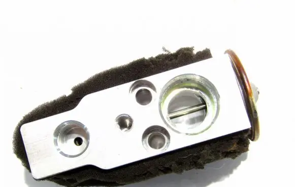Suzuki Grand Vitara I Air conditioning (A/C) expansion valve 