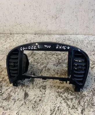 Nissan Juke I F15 Radio/GPS head unit trim 682601ke0a