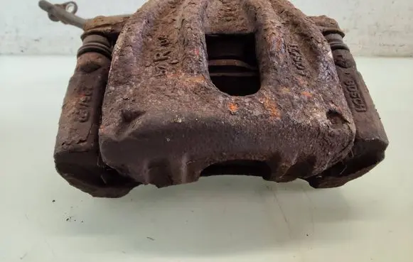 Toyota Corolla Verso E121 Front brake caliper