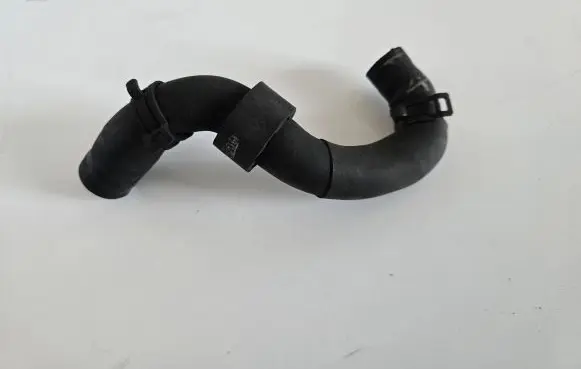 Volkswagen PASSAT B8 Engine coolant pipe/hose 04L122058D