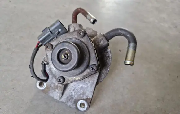 Mitsubishi L200 Fuel filter bracket/mount holder 