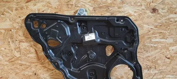 Rear window lifting mechanism without motor