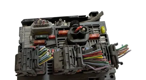 Peugeot 5008 Fuse module 9667044980 12171636