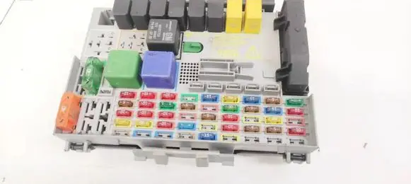 Opel Zafira A Fuse box set 24412497