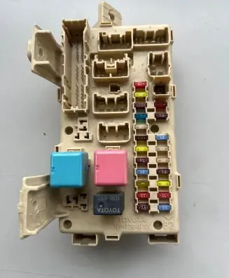 Toyota Avensis T250 Fuse module 8264105020A 5330847289 08081812125303