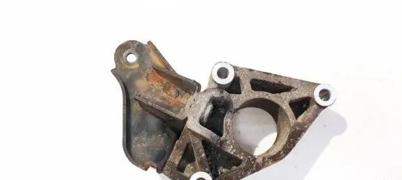 Suzuki SX4 Engine mounting bracket