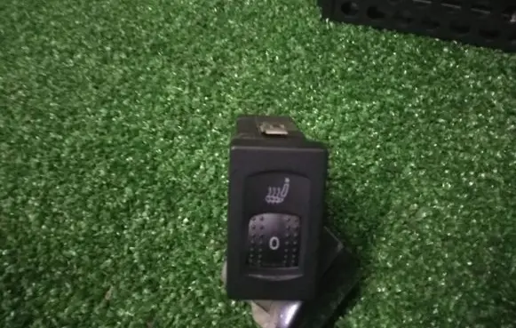 Volkswagen PASSAT B5 Seat heating switch 3B0963563C