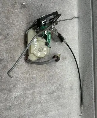 KIA Sorento Front door lock A045777