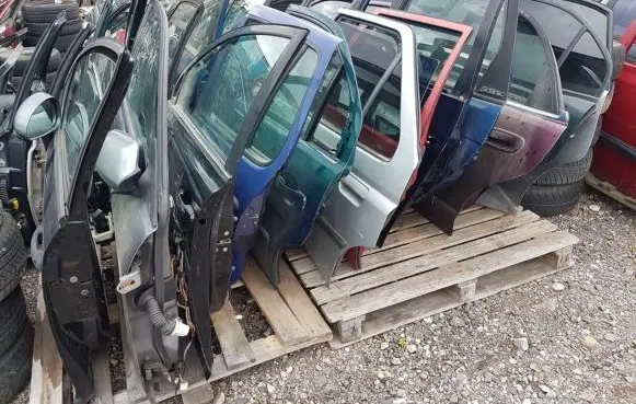 Peugeot 605 Rear door sidabrines