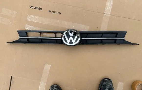 Volkswagen Polo VI Front bumper upper radiator grill 2G0853651 2G0853653