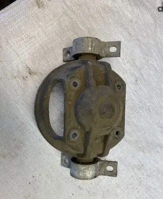 Volkswagen Touareg I Front shock absorber mounting bracket 7L0512345 7L0512345B