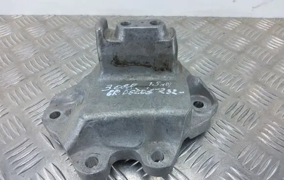 Gearbox mounting bracket