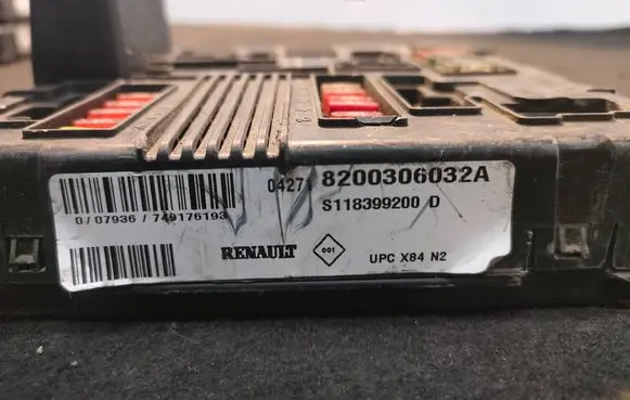 Renault Scenic II - Grand scenic II Fuse module 8200306032A S118399200D