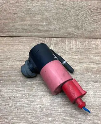 Toyota Yaris Windscreen/windshield washer pump 303581131 WITHPLUG
