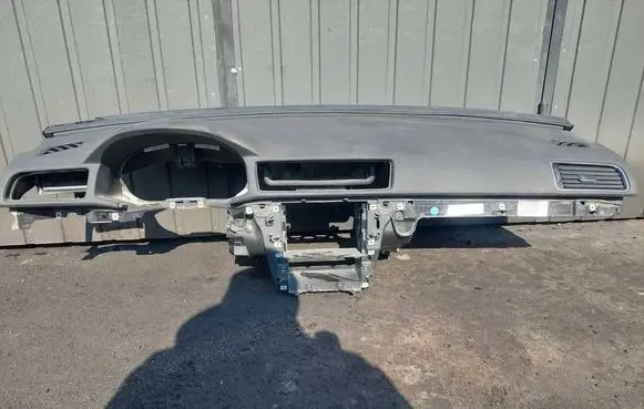 Volkswagen PASSAT B7 Dashboard 561880204b 561858089