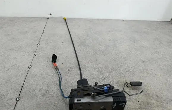 Opel Vivaro Front door lock 770031180791166242