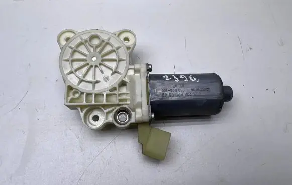 Mercedes-Benz CLS C219 Front door window regulator motor A2198200542 980046100 0507