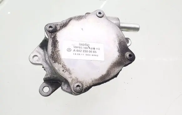 Mercedes-Benz E A207 Vacuum pump A6422300065