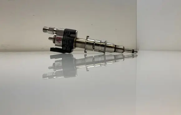 BMW 5 E60 E61 Fuel injector 7585261 10181010 PA66GF35