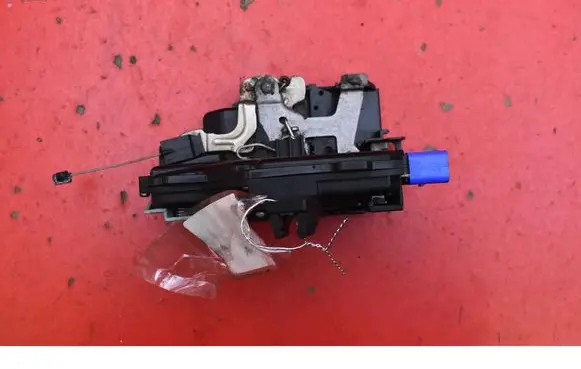 Seat Altea XL Front door lock 3D1837015