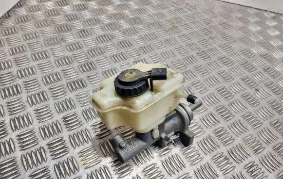Master brake cylinder