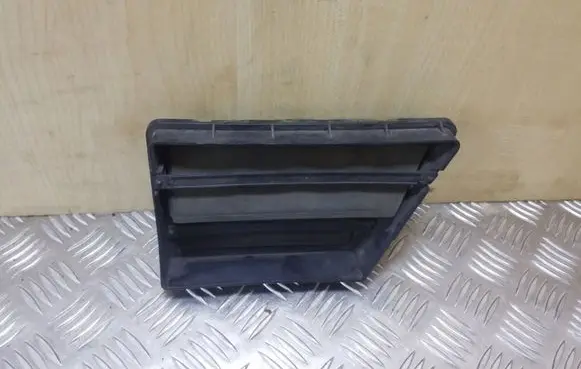 Quarter panel pressure vent