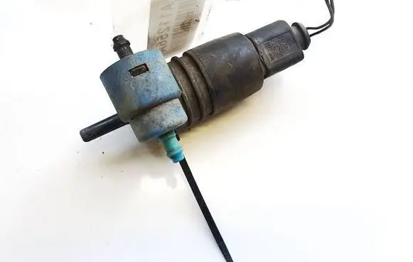 Volkswagen PASSAT B5 Windscreen/windshield washer pump 1J0973722