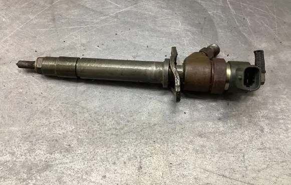 Volvo S60 Fuel injector 8658352