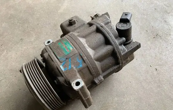 Volkswagen Golf V Air conditioning (A/C) compressor (pump) 1K0820803B