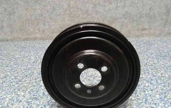 Volkswagen Golf VII Crankshaft pulley 04L105243