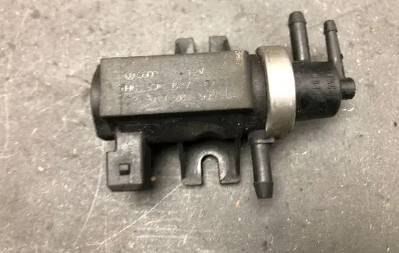 Volkswagen Touran I Turbo solenoid valve 1H0906627