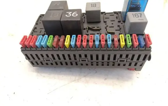 Volkswagen Golf III Fuse module 357937039