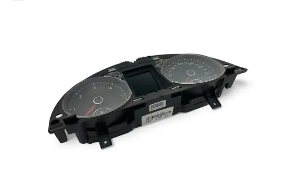 Volkswagen PASSAT B7 Speedometer (instrument cluster) 3AA920870D