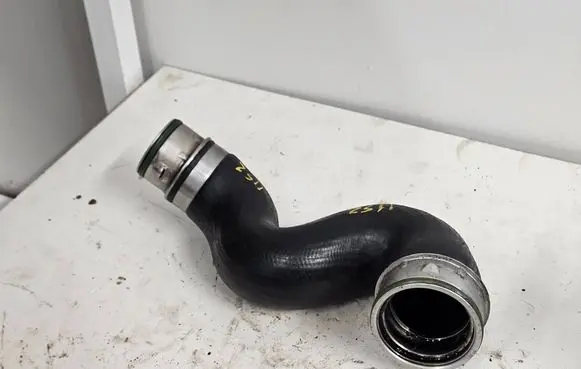 Volkswagen PASSAT B5.5 Intercooler hose/pipe 3B0145828K