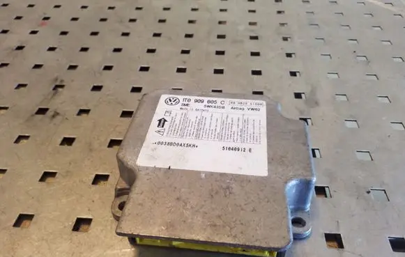 Volkswagen Touran I Airbag control unit/module 1T0909605C