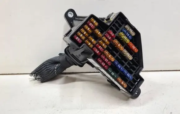 Volkswagen PASSAT B6 Fuse module 39203745 2060294567