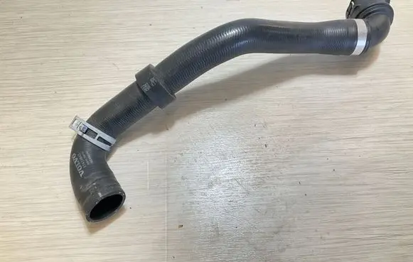 Volvo XC90 Engine coolant pipe/hose 31474845